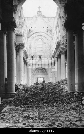 Distruzione alla Cattedrale di Arras, Francia. La foto è scattata guardando giù la navata centrale della chiesa. Foto Stock