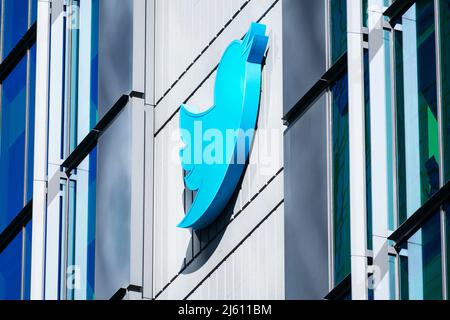 Logo Twitter Bird sull'edificio della sede centrale. Twitter è un servizio americano di microblogging e social networking - San Francisco, California, USA Foto Stock