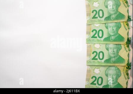 Calgary, Alberta - 24 aprile 2022: Valuta canadese con spazio per la copia a sinistra. Foto Stock