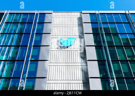 Twitter segno, logo sulla sede centrale edificio del campus. Twitter è il servizio americano di microblogging e social networking - San Francisco, California, USA Foto Stock