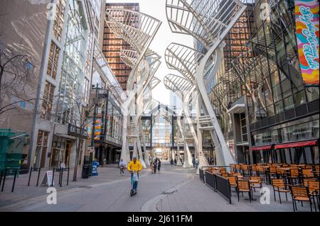 Calgary, Alberta - 24 aprile 2022: Guardando lungo Stephen Avenue a Calgary, Alberta. Foto Stock