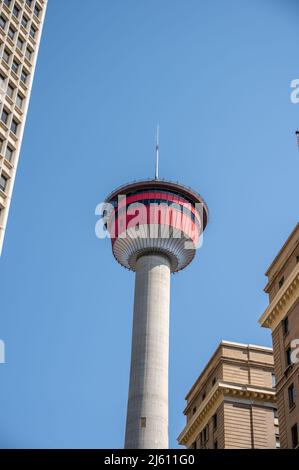 Calgary, Alberta - 24 aprile 2022: Vista della storica Calgary Tower. Foto Stock