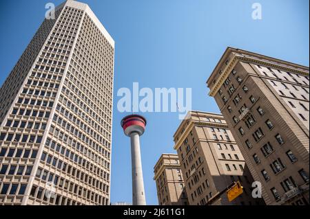 Calgary, Alberta - 24 aprile 2022: Vista della storica Calgary Tower. Foto Stock