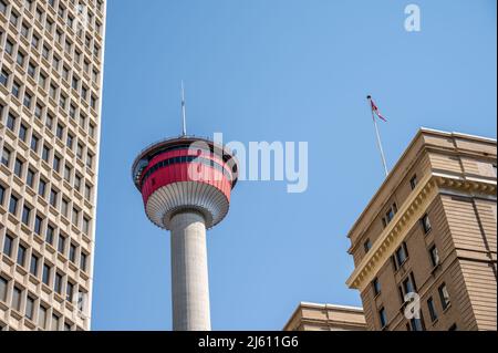 Calgary, Alberta - 24 aprile 2022: Vista della storica Calgary Tower. Foto Stock