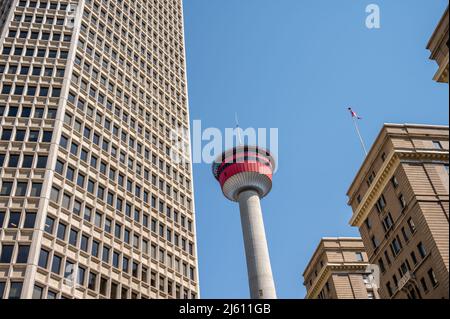 Calgary, Alberta - 24 aprile 2022: Vista della storica Calgary Tower. Foto Stock