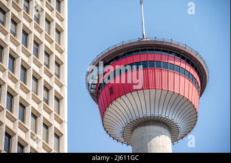 Calgary, Alberta - 24 aprile 2022: Vista della storica Calgary Tower. Foto Stock