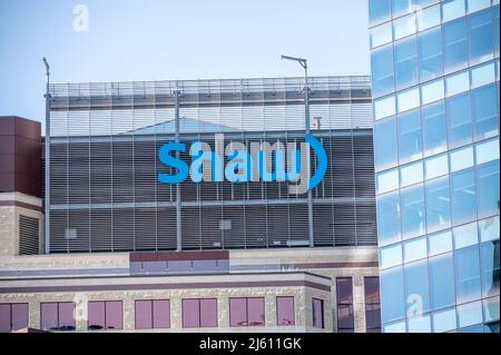 Calgary, Alberta - 24 aprile 2022: Logo Shaw sulla sede centrale di Calgary. Foto Stock