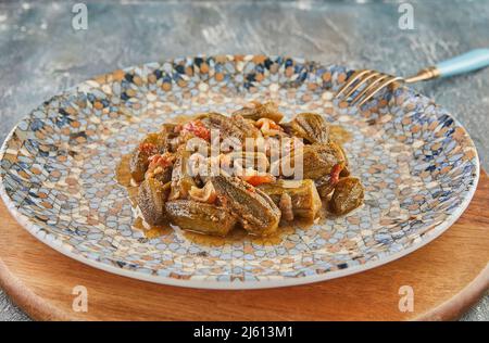 Okra stufato con pomodori. Cucina gourmet francese Foto Stock