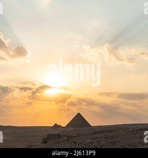 Il complesso archeologico delle grandi Piramidi Egizie si trova sull'altopiano di Giza, seconda piramide di Chefren khefren alla luce notturna al tramonto. Foto Stock