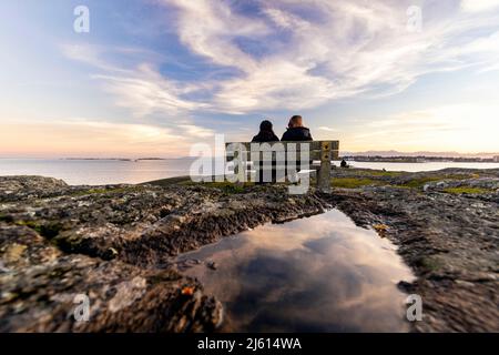 Persone che godono la vista al Cattle Point in Uplands Park in Oak Bay - Victoria, Vancouver Island, British Columbia, Canada Foto Stock