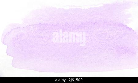 Primo piano di tratti di vernice lilla. Punto acquerello viola su sfondo bianco Foto Stock