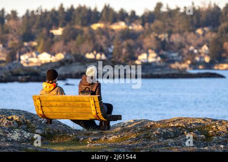 Persone che godono la vista al Cattle Point in Uplands Park in Oak Bay - Victoria, Vancouver Island, British Columbia, Canada Foto Stock