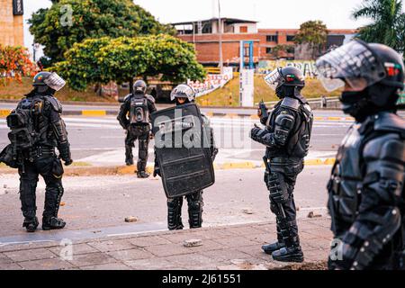 La polizia è in standby quando gli scontri nascono dai manifestanti nelle manifestazioni. È stato organizzato uno sciopero nazionale per la Giornata dell'Indipendenza della Colombia. La protesta è una serie di dimostrazioni in corso che sono iniziate nell'aprile del 2021 in reazione a una riforma fiscale che ha aumentato i prezzi dei beni di base. Sono scoppiate violenze tra i manifestanti e la polizia. Foto Stock