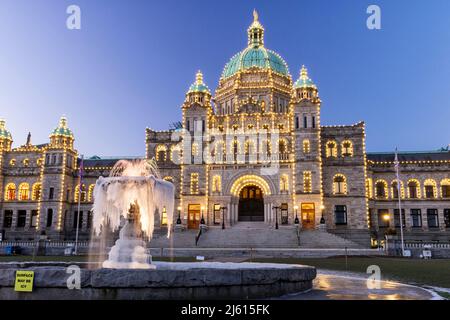 Fontana ghiacciata di fronte agli edifici del Parlamento della British Columbia - Victoria, Vancouver Island, British Columbia, Canada Foto Stock