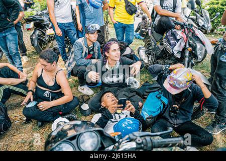 Cali, Colombia. 20th luglio 2021. I manifestanti riposano durante le dimostrazioni anti-governative.Uno Sciopero Nazionale è stato organizzato per la Giornata dell'Indipendenza della Colombia. La protesta è una serie di dimostrazioni in corso che sono iniziate nell'aprile del 2021 in reazione a una riforma fiscale che ha aumentato i prezzi dei beni di base. Sono scoppiate violenze tra i manifestanti e la polizia. (Credit Image: © David Lombeida/SOPA Images via ZUMA Press Wire) Foto Stock