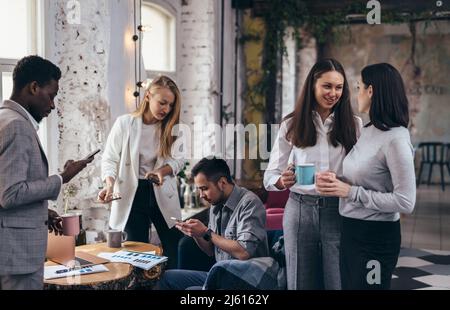 Gli uomini d'affari che hanno un incontro informale in un ristorante. Foto Stock