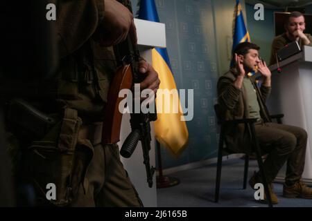 Kiev, Ucraina. Marzo 9, 2022. Giocattolo LEGO soldati della seconda guerra  mondiale in uniforme con mitragliatrici, armi. Truppe su sfondo bianco  vista dall'alto. Guerra mi Foto stock - Alamy