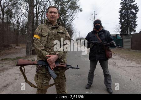 HORENKA, UCRAINA 07 marzo. Fiodor Vanislavslky membro della Verkhovna Rada (Consiglio Supremo dell'Ucraina) che si unì alle forze di difesa territoriale si trova in guardia vicino al villaggio di prima linea di Horenka, a nord della capitale di Kyiv, mentre l'invasione russa dell'Ucraina continua il 07 marzo 2022 a Horenka, Ucraina. La Russia ha iniziato un'invasione militare dell'Ucraina dopo che il parlamento russo ha approvato i trattati con due regioni in distacco nell'Ucraina orientale. È il più grande conflitto militare in Europa dalla seconda guerra mondiale Foto Stock