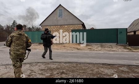 HORENKA, UCRAINA 07 marzo. Un membro della difesa civile punta il suo fucile ad una posizione russa, mentre l'invasione russa dell'Ucraina continua il 07 marzo 2022 a Horenka, Ucraina. La Russia ha iniziato un'invasione militare dell'Ucraina il 24 febbraio 2022 dopo che il parlamento della Russia ha approvato i trattati con due regioni separabili dell'Ucraina orientale. È il più grande conflitto militare in Europa dalla seconda guerra mondiale Foto Stock