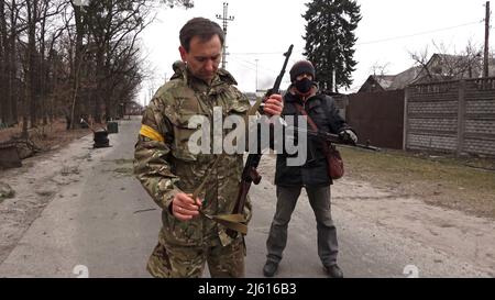 HORENKA, UCRAINA 07 marzo. Fiodor Vanislavslky membro della Verkhovna Rada (Consiglio Supremo dell'Ucraina) che si unì alle forze di difesa territoriale si trova in guardia vicino al villaggio di prima linea di Horenka, a nord della capitale di Kyiv, mentre l'invasione russa dell'Ucraina continua il 07 marzo 2022 a Horenka, Ucraina. La Russia ha iniziato un'invasione militare dell'Ucraina dopo che il parlamento russo ha approvato i trattati con due regioni in distacco nell'Ucraina orientale. È il più grande conflitto militare in Europa dalla seconda guerra mondiale Foto Stock