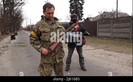 HORENKA, UCRAINA 07 marzo. Fiodor Vanislavslky membro della Verkhovna Rada (Consiglio Supremo dell'Ucraina) che si unì alle forze di difesa territoriale si trova in guardia vicino al villaggio di prima linea di Horenka, a nord della capitale di Kyiv, mentre l'invasione russa dell'Ucraina continua il 07 marzo 2022 a Horenka, Ucraina. La Russia ha iniziato un'invasione militare dell'Ucraina dopo che il parlamento russo ha approvato i trattati con due regioni in distacco nell'Ucraina orientale. È il più grande conflitto militare in Europa dalla seconda guerra mondiale Foto Stock