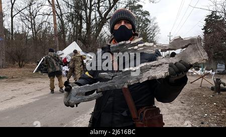 HORENKA, UCRAINA 07 marzo. Un membro della difesa civile detiene uno shrapnel di un missile russo vicino al villaggio frontline di Horenka, a nord della capitale di Kyiv, mentre l'invasione russa dell'Ucraina continua il 07 marzo 2022 a Horenka, Ucraina. La Russia ha iniziato un'invasione militare dell'Ucraina dopo che il parlamento russo ha approvato i trattati con due regioni in distacco nell'Ucraina orientale. È il più grande conflitto militare in Europa dalla seconda guerra mondiale Foto Stock