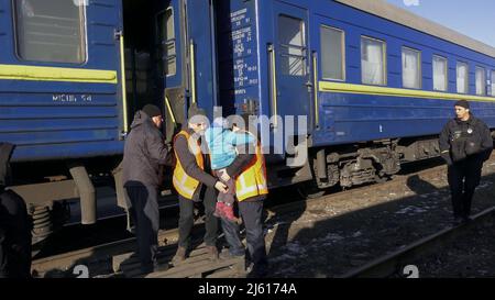 KIEV, UCRAINA 10 marzo. I bambini salono a bordo di un treno di evacuazione da Kiev a Lviv, mentre l'invasione russa dell'Ucraina continua il 10 marzo 2022 a Kiev, Ucraina. La Russia ha iniziato un'invasione militare dell'Ucraina dopo che il parlamento russo ha approvato i trattati con due regioni in distacco nell'Ucraina orientale. È il più grande conflitto militare in Europa dalla seconda guerra mondiale Foto Stock