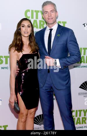 New York, Stati Uniti. 26th Apr 2022. (L-R) Emilia Bechrakis Serhant e Ryan Serhant partecipano al City Harvest Benefit Gala 2022 a Cipriani 42nd Street, New York, NY, 26 aprile 2022. (Foto di Anthony Behar/Sipa USA) Credit: Sipa USA/Alamy Live News Foto Stock