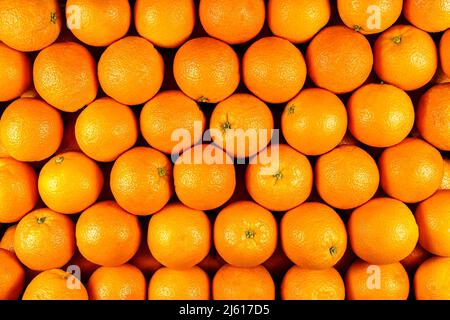 Sfondo di molti pezzi di arance, vista dall'alto, fotografia da studio del cibo. Foto Stock