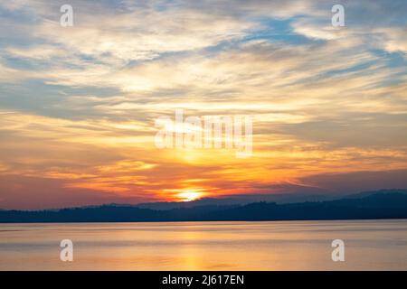 Tramonto sul mare di Salish - Saxe Point Park a Esquimalt - Victoria, Vancouver Island, British Columbia, Canada Foto Stock