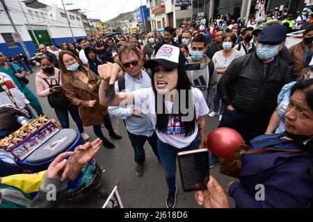 I sostenitori del candidato Federico Gutierrez dimostrano durante la campagna presidenziale del candidato di destra Federico 'fico' Gutierrez per il partito politico 'Equipo por Colombia' a Passo - Narino, Colombia, il 26 aprile 2022. Foto di: Camilo Erasso/Long Visual Press Foto Stock