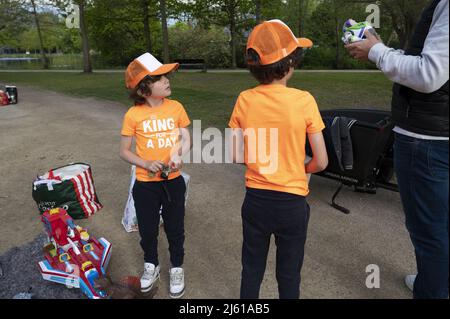 MAASTRICHT -Olanda, 2022-04-27 07:25:17 AMSTERDAM - i bambini e i loro genitori prendono posizione sul mercato libero nel Vondelpark durante il giorno del Re. Dopo due anni in cui la Giornata del Re doveva essere celebrata su piccola scala a causa della pandemia della corona, la festa sarà celebrata su grande scala anche quest'anno. ANP EVERT ELZINGA olanda OUT - belgio OUT Foto Stock