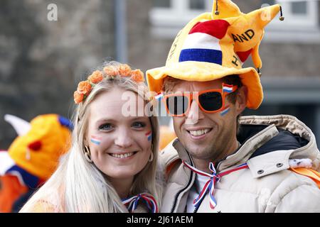 MAASTRICHT -Olanda, 2022-04-27 08:32:50 MAASTRICHT - i fan arancioni durante la festa del Re a Maastricht. Dopo due anni di corona silenziosa, gli olandesi celebrano il giorno del Re come al solito. ANP MARCEL VAN HORN olanda OUT - belgio OUT Foto Stock