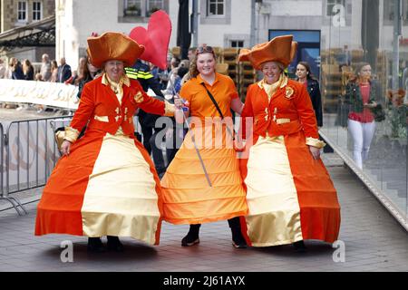 MAASTRICHT -Olanda, 2022-04-27 08:50:59 MAASTRICHT - i fan arancioni durante la festa del Re a Maastricht. Dopo due anni di corona silenziosa, gli olandesi celebrano il giorno del Re come al solito. ANP MARCEL VAN HORN olanda OUT - belgio OUT Foto Stock