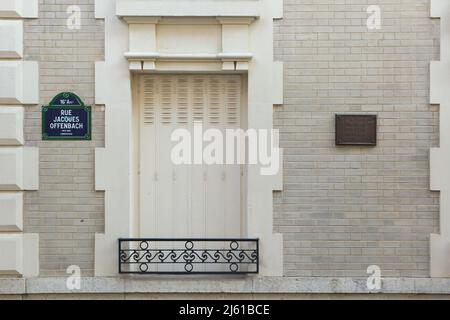 Targa commemorativa dedicata al romanziere russo Ivan Bunin (1870-1953) nella casa dove visse in esilio dal 1920 al 1953 in Rue Jacques Offenbach a Parigi, Francia. Foto Stock