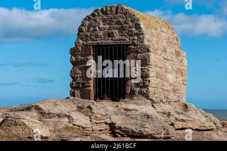 La vecchia casa di polvere sulla spiaggia di Seahouses Northumberland Inghilterra Regno Unito Foto Stock