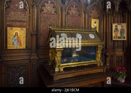 Reliquiario di Saint Genevieve contenente il suo osso dito visualizzato nella Cappella di Saint Genevieve nella Chiesa di Saint-Étienne-du-Mont (Église Saint-Étienne-du-Mont) a Parigi, Francia. La tomba originale di San Genevieve e le sue reliquie furono distrutte durante la Rivoluzione Francese. Foto Stock