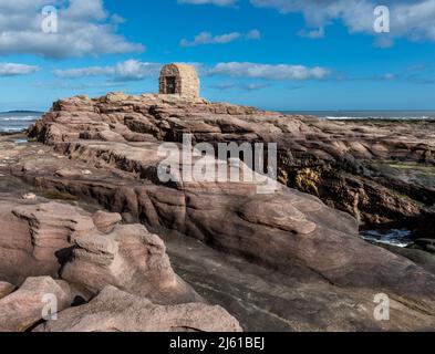 La vecchia casa di polvere sulla spiaggia di Seahouses Northumberland Inghilterra Regno Unito Foto Stock