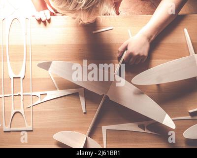 vista dall'alto del kit aereo in legno o modello di aeroplano in balsa Foto Stock
