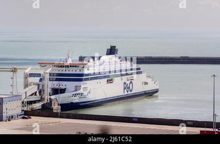 Dover, Regno Unito. 26th aprile 2022. P&o Ferry 'Spirit of Britain' inizia il carico per il primo passaggio dal porto, dato che la società ha licenziato 800 lavoratori senza preavviso il mese scorso. Fotografia scattata a dover a metà pomeriggio del 26th aprile. Credit: Jim Holden/Alamy Live News Foto Stock