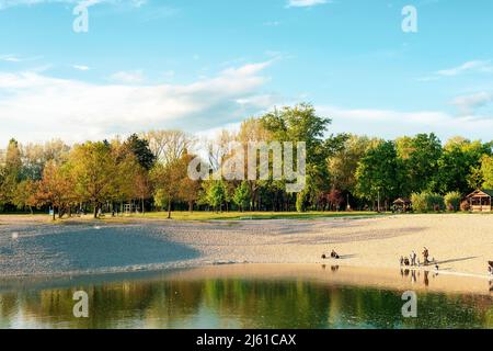 Splendida vista sul lago Bundek in primavera, Zagabria, Croazia. Foto Stock