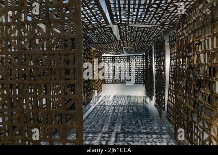 Corridoio sospeso III, di Cristina Iglesias, 1956 - . Esposti da Miro a Barcelo. Un secolo di arte spagnola Centro Pompidou, Malaga, Costa d Foto Stock