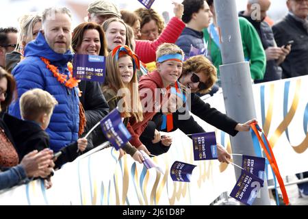 MAASTRICHT -Olanda, 2022-04-27 09:24:02 MAASTRICHT - i fan arancioni durante la festa del Re a Maastricht. Dopo due anni di corona silenziosa, gli olandesi celebrano il giorno del Re come al solito. ANP MARCEL VAN HORN olanda OUT - belgio OUT Foto Stock