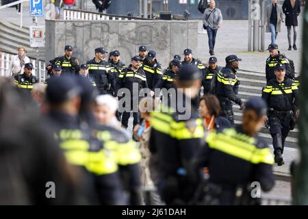 MAASTRICHT -Olanda, 2022-04-27 09:03:02 MAASTRICHT - polizia durante il giorno del Re a Maastricht. Dopo due anni di corona silenziosa, gli olandesi celebrano il giorno del Re come al solito. ANP MARCEL VAN HORN olanda OUT - belgio OUT Foto Stock