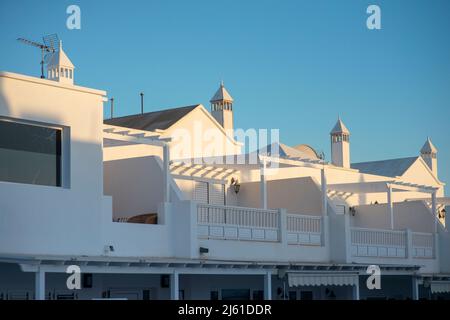 Splendidi camini sono tipici delle case tradizionali di Lanzarote, una delle isole Canarie. Foto Stock