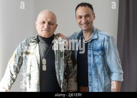 Ritratto soldato senior in uniforme militare con figlio Foto Stock