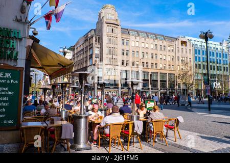 Terrazza ristorante, su Na Příkopě, a Vaclavske namesti, Praga, Repubblica Ceca Foto Stock