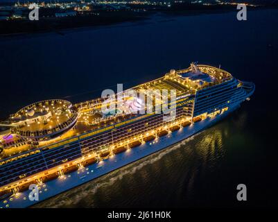 MSC preziosa è una nave da crociera di classe Fantasia di proprietà e gestita da MSC Cruises. MSC Preziosa arrivo a Southampton mattina presto. Foto Stock