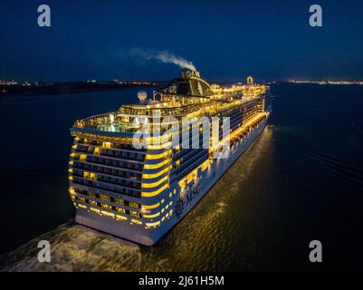 MSC preziosa è una nave da crociera di classe Fantasia di proprietà e gestita da MSC Cruises. MSC Preziosa arrivo a Southampton mattina presto. Foto Stock