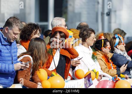 MAASTRICHT -Olanda, 2022-04-27 10:18:09 MAASTRICHT - i fan arancioni durante la festa del Re a Maastricht. Dopo due anni di corona silenziosa, gli olandesi celebrano il giorno del Re come al solito. ANP ROBIN VAN LONKHUIJSEN olanda OUT - belgio OUT Foto Stock